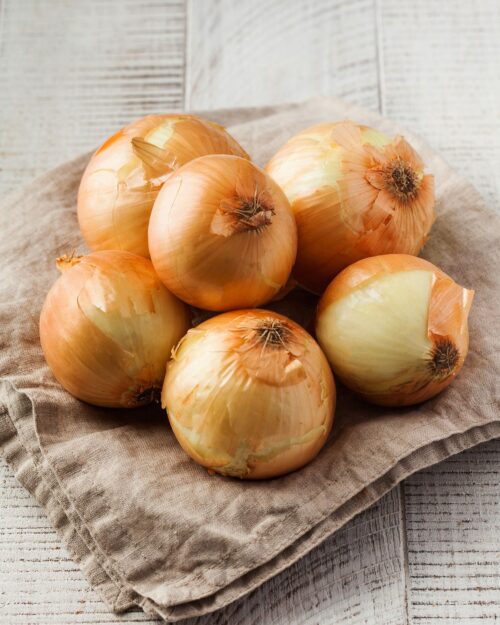 golden-fresh-bulbs-on-a-light-wooden-background-v-2026-01-08-05-39-06-utc (1)